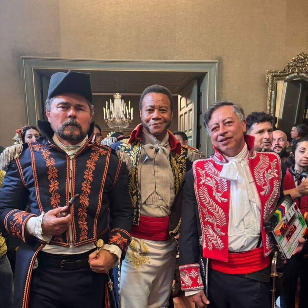 El presidente Gustavo Petro aparece junto a los actores Cuba Gooding Jr. y Lucho Velasco - crédito suministrada a Infobae Colombia