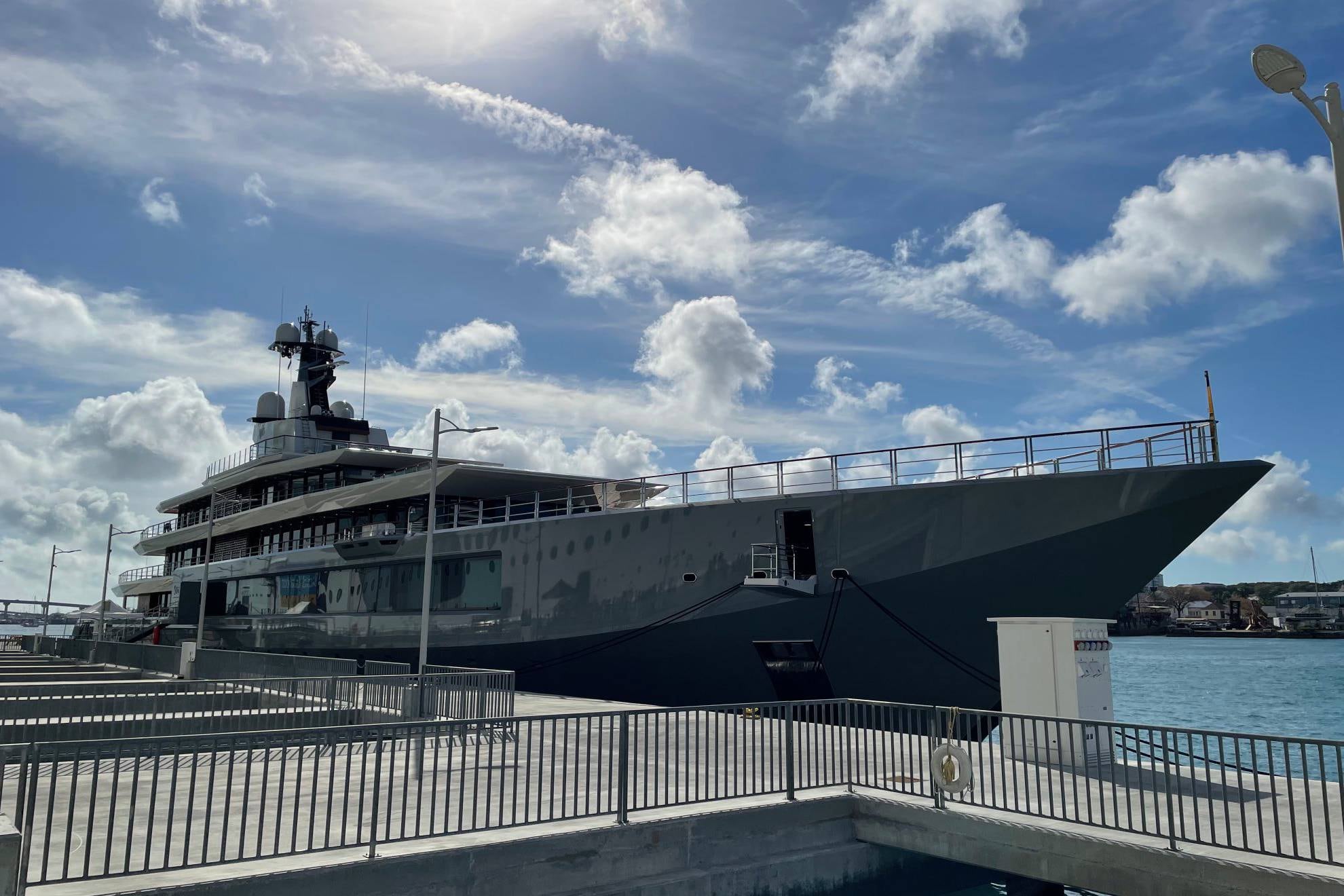 Seven Seas, el yate de Steven Spielberg, atracado en Tarragona. (X/@AirSeaRail)