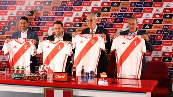 Jorge Fossati posa junto a su comando técnico en su presentación en la selección peruana.