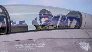 El álbum de fotos de Luis Petri con los aviones de combate F-16 que compró el Gobierno argentino