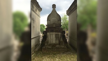 Tumba de Juan Bautista Alberdi en el cementerio Pere Lachaise de París