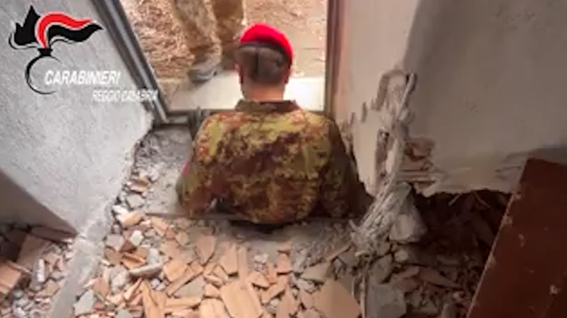Un carabinero ingresa a la entrada del búnker subterráneo descubierto en Ardore, Calabria, presuntamente vinculado a la 'Ndrangheta y equipado con un túnel de escape de 120 metros. (Carabinieri)