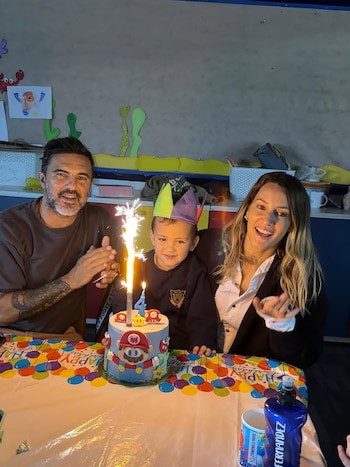 Mica Viciconte y Fabián Cubero acompañaron a su hijo Luca en cada momento del festejo escolar, capturando imágenes llenas de ternura y felicidad familiar