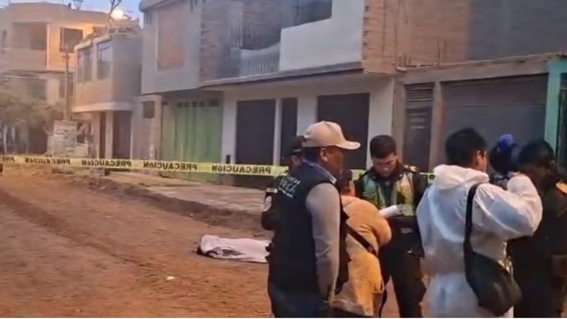 Agentes de la Policía Nacional del Perú y personal forense realizan diligencias en la obra vial de Chosica donde un obrero fue asesinado, presuntamente víctima de extorsión. (Foto: Exitosa)
