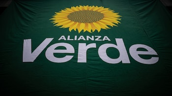 Bandera verde oscuro con el logo del partido Alianza Verde, que incluye un girasol amarillo y las palabras "ALIANZA Verde" en letras blancas.