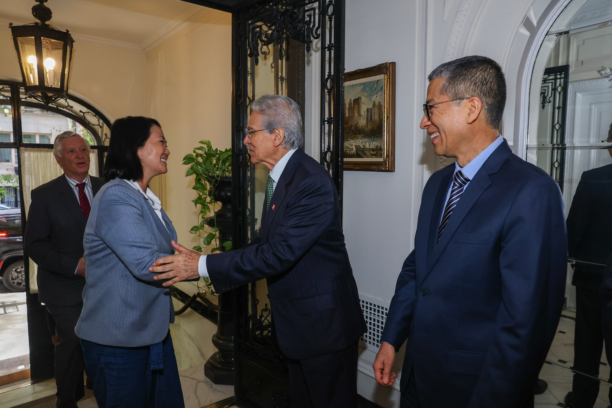 Keiko Fujimori estrecha la mano de autoridades diplomáticas a su llegada a Nueva York para cumplir con su agenda oficial en las Naciones Unidas. (Presidencia del Perú)