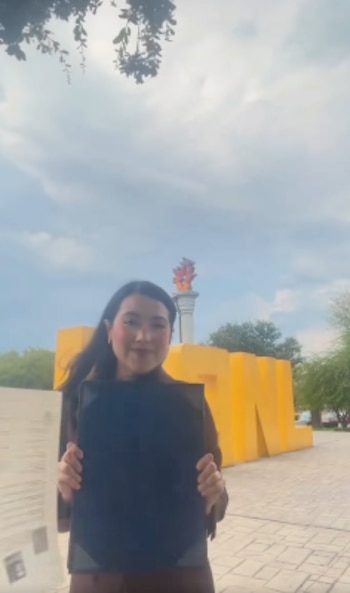 La joven buscaba celebrar uno de sus mayores logros frente a la UANL, pero una ráfaga terminó llevándose el protagonismo de la grabación.