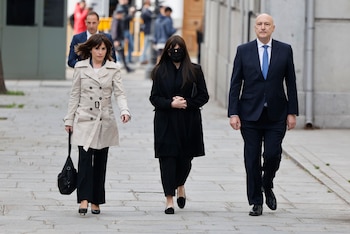 Jessica Rodríguez (c), ex pareja del exministro José Luis Ábalos, llegando al Tribunal Supremo (EFE/Sergio Pérez)