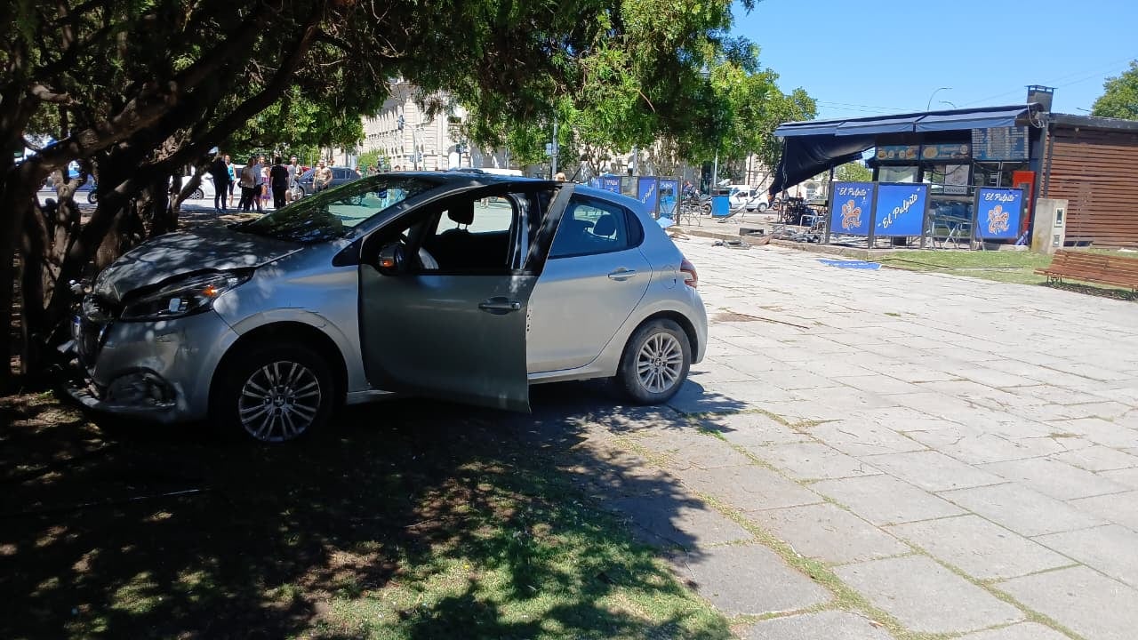 El incidente en Plaza Moreno involucró a un Peugeot 208 que terminó dentro del espacio verde céntrico tras perder el control