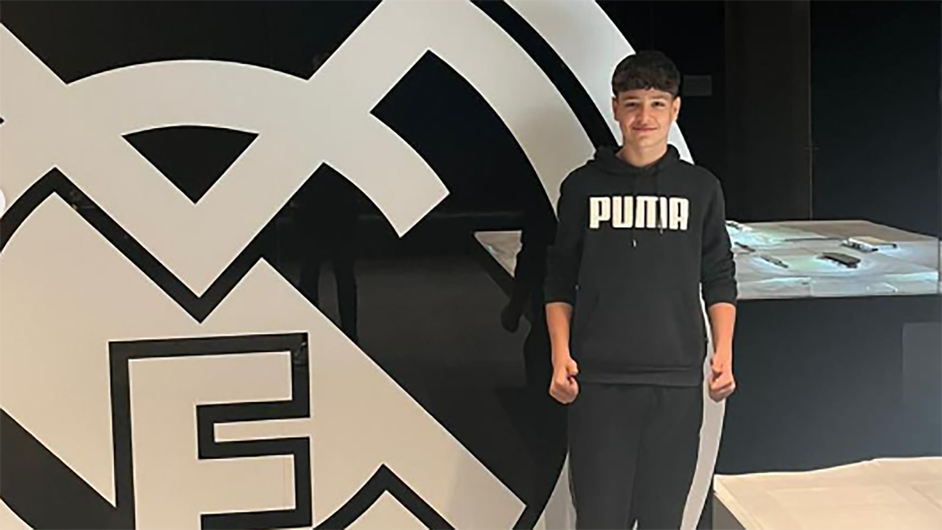 Del Castillo, junto al escudo del Real Madrid