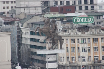 La estatua "Warrior On A Horse" domina la Plaza de Macedonia desde 2011