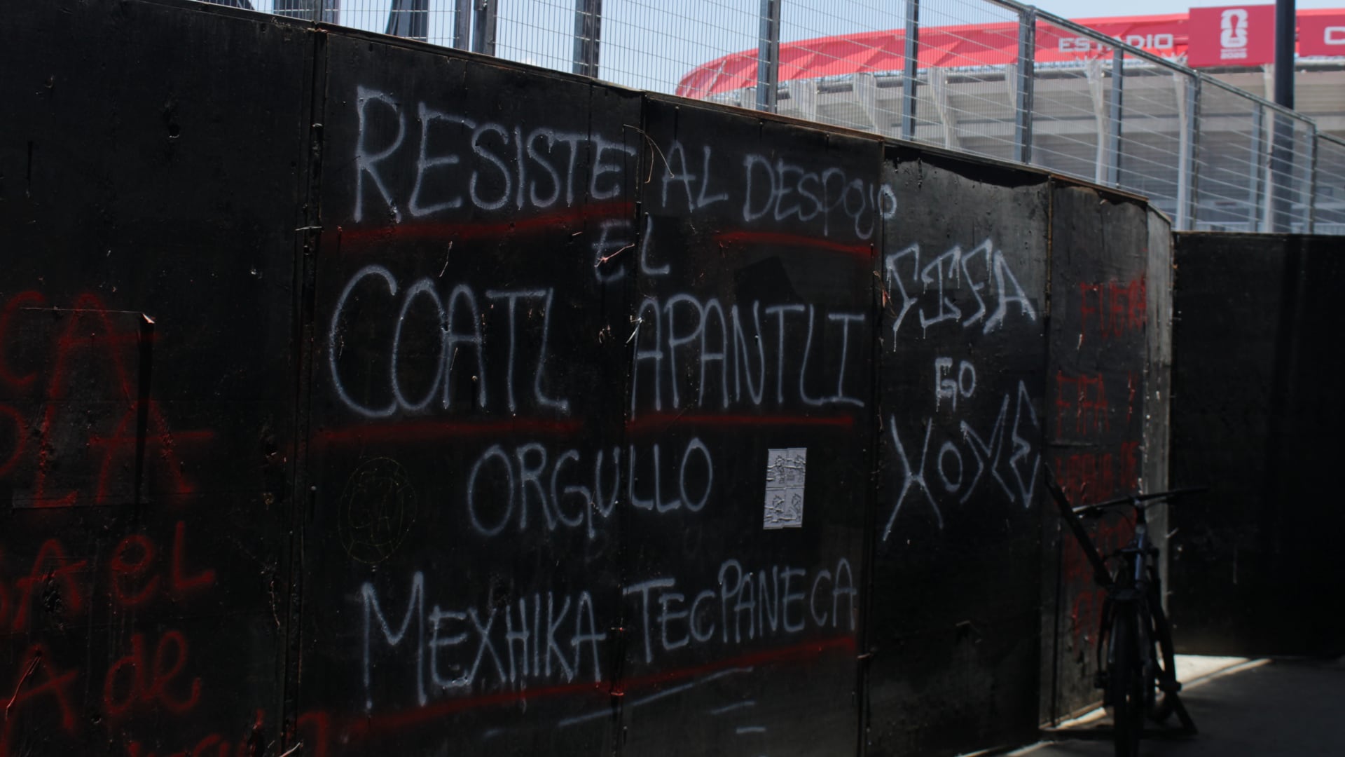 En el bajo puente del Estadio Azteca persisten consignas sobre el despojo rumbo al Mundial 2026. (Crédito: Jaqueline Viedma/Infobae México)