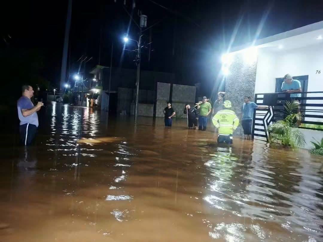 Las autoridades realizaron evacuaciones preventivas para poner a salvo a familias ubicadas en zonas de riesgo. (Foto: Redes sociales / Cortesía)