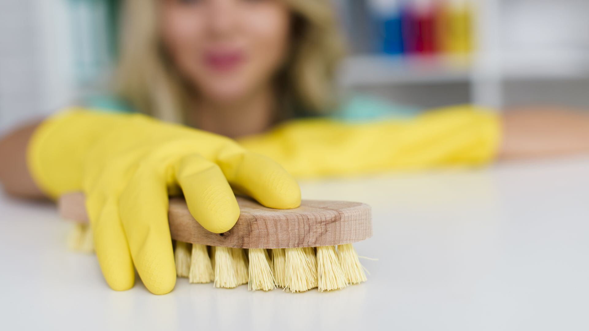 El vinagre blanco destaca por su ácido acético, eficaz para destruir bacterias, hongos y virus en superficies (Freepik)