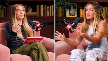 Dos mujeres sentadas en sofás rosas, Alex Cooper a la izquierda y Karol G a la derecha, hablando hacia micrófonos de podcast