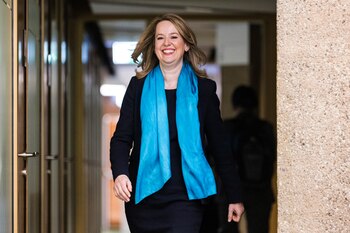 La estadounidense Amy Pope durante el proceso de elección para director general de la Organización Internacional para las Migraciones, en Ginebra, el 15 de mayo de 2023. (Pierre Albouy/Keystone via AP)
