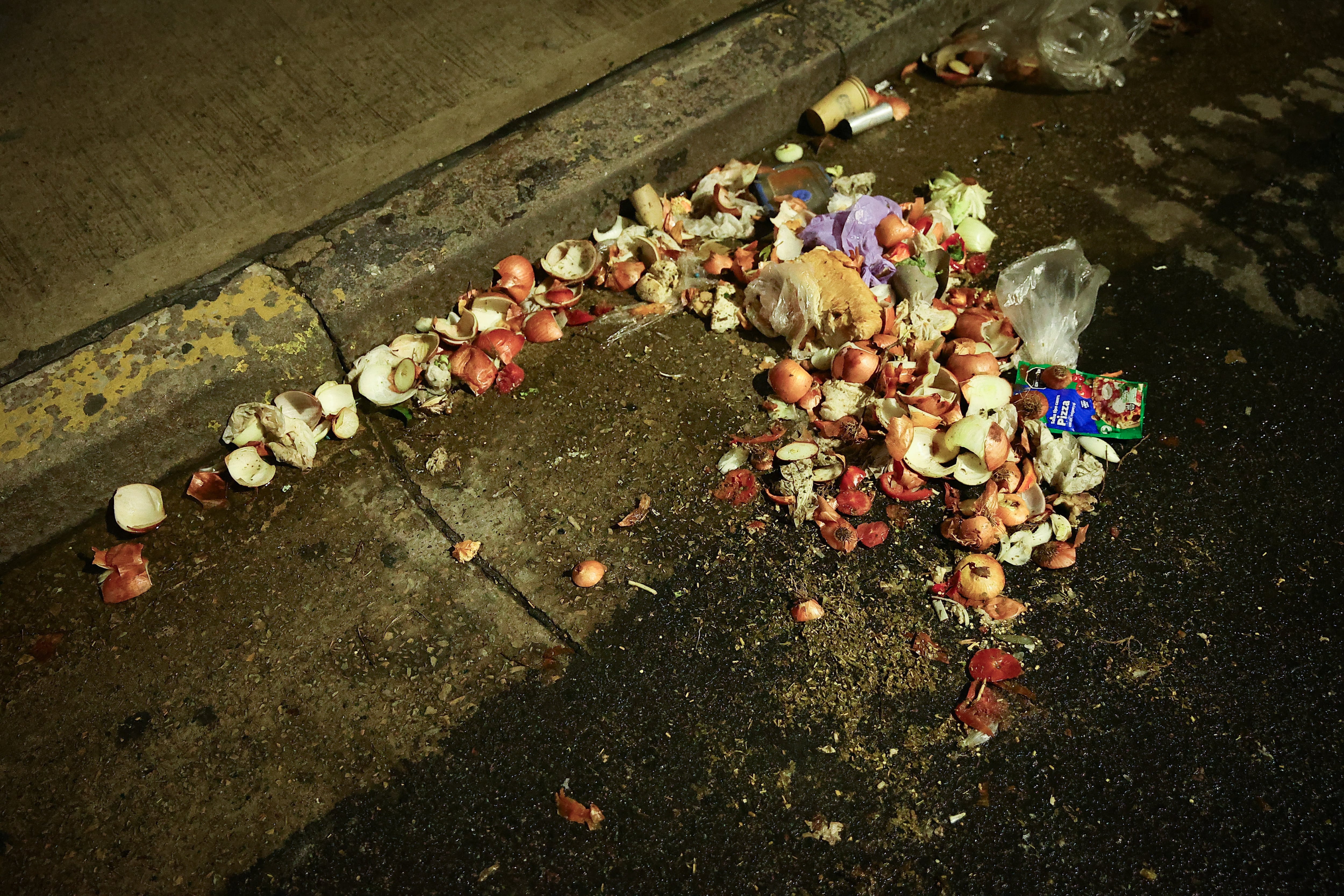 Algunos restos de basura quedaron en plena calle (RS Fotos)