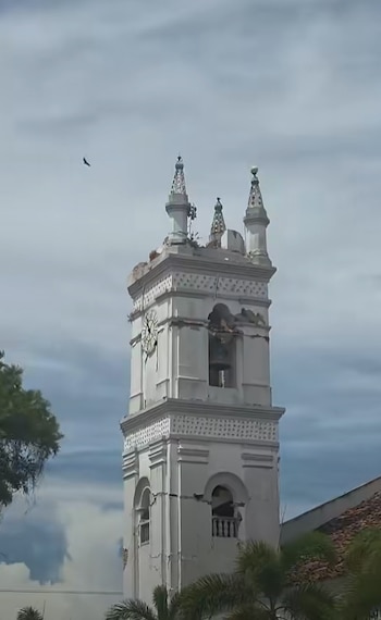 La Iglesia de San Atanasio, un templo católico de estilo colonial ubicado en La Villa de Los Santos, sufrió afectaciones tras el terremoto que sacudió Panamá este viernes. (Cortesía: Alcaldía de los Santos)