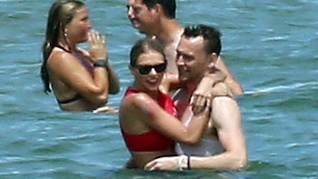 La prensa los fotografió besándose en Rhode Island en junio de 2016. Tres meses después, el romance entre Taylor Swift y Tom Hiddleston había concluido (Grosby Group)