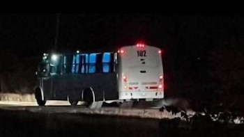 Encontraron autobús abandonado en carretera