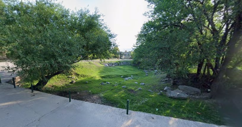 El lugar donde fue hallada Tania: la imagen es de hace más de un año y en la actualidad la zona presenta una vegetación mucho más abundante, además del arroyo crecido