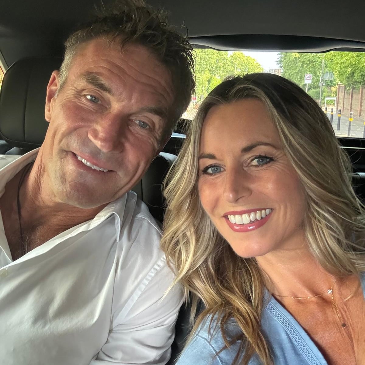 El extenista australiano Pat Cash posa junto a su prometida tras anunciar su compromiso matrimonial a los 61 años.