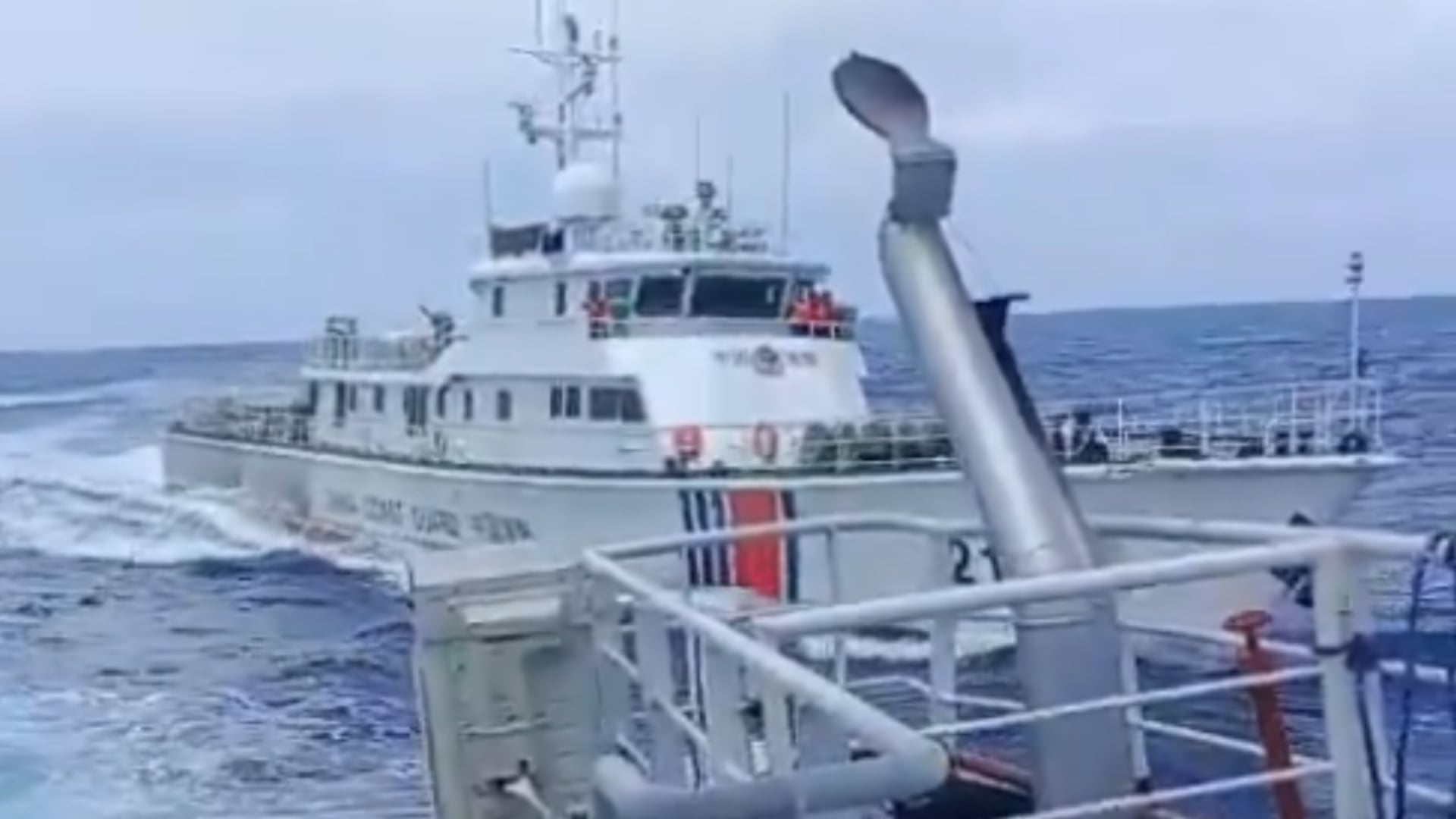 Filipinas denunció que un barco chino embistió un buque gubernamental y generó caos en el mar de China Meridional (Captura de pantalla)