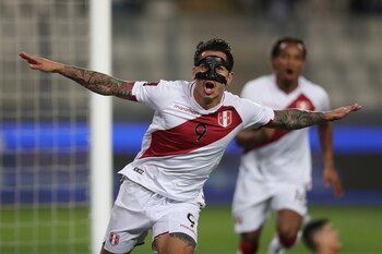 Gianluca Lapadula en la victoria por 3 a 0 de Perú ante Bolivia. | Foto: REUTERS