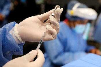 En la imagen, una enfermera