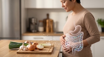 Mujer junto a una tabla con ajo, cebolla y puerro, con un gráfico del sistema digestivo e intestinos superpuesto en su abdomen.