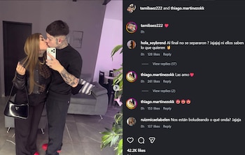Tamara Báez y Thiago Martínez se besan mientras posan para una selfie en un espejo, ambos vistiendo ropa oscura