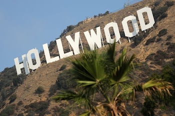 Hollywood se une a la demanda por regulación de la IA con un manifiesto firmado por más de 700 personalidades, entre ellas Scarlett Johansson, para proteger el trabajo creativo y la industria del entretenimiento. (Foto: REUTERS/Lucy Nicholson)