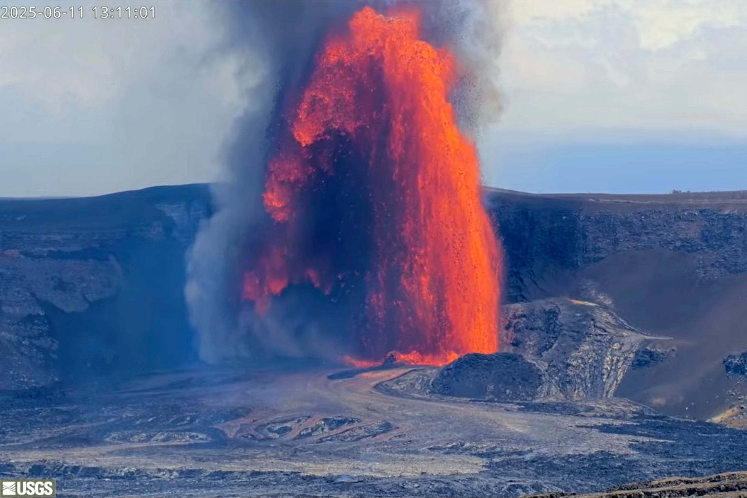 Modelos por computadora y experimentos de laboratorio validan que el movimiento interno del magma genera burbujas sin baja presión (Servicio Geológico de Estados Unidos vía AP)