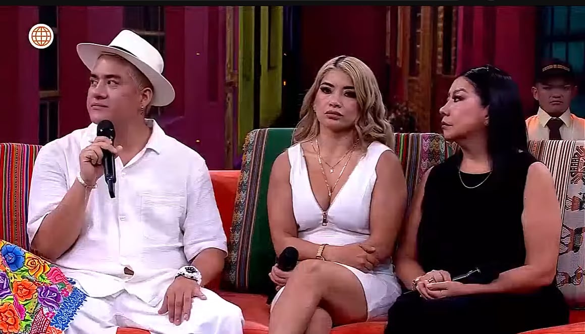 El hijo de Manolo Rojas, vestido de blanco y sosteniendo un micrófono, se muestra emocionado durante el homenaje a su padre, donde prometió ser el soporte de su familia.