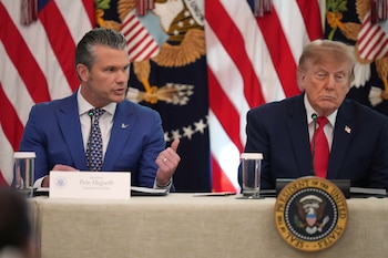 La iniciativa de Estados Unidos prioriza la continuidad operativa militar frente al enfoque británico centrado en el abastecimiento doméstico (Foto AP/Alex Brandon)