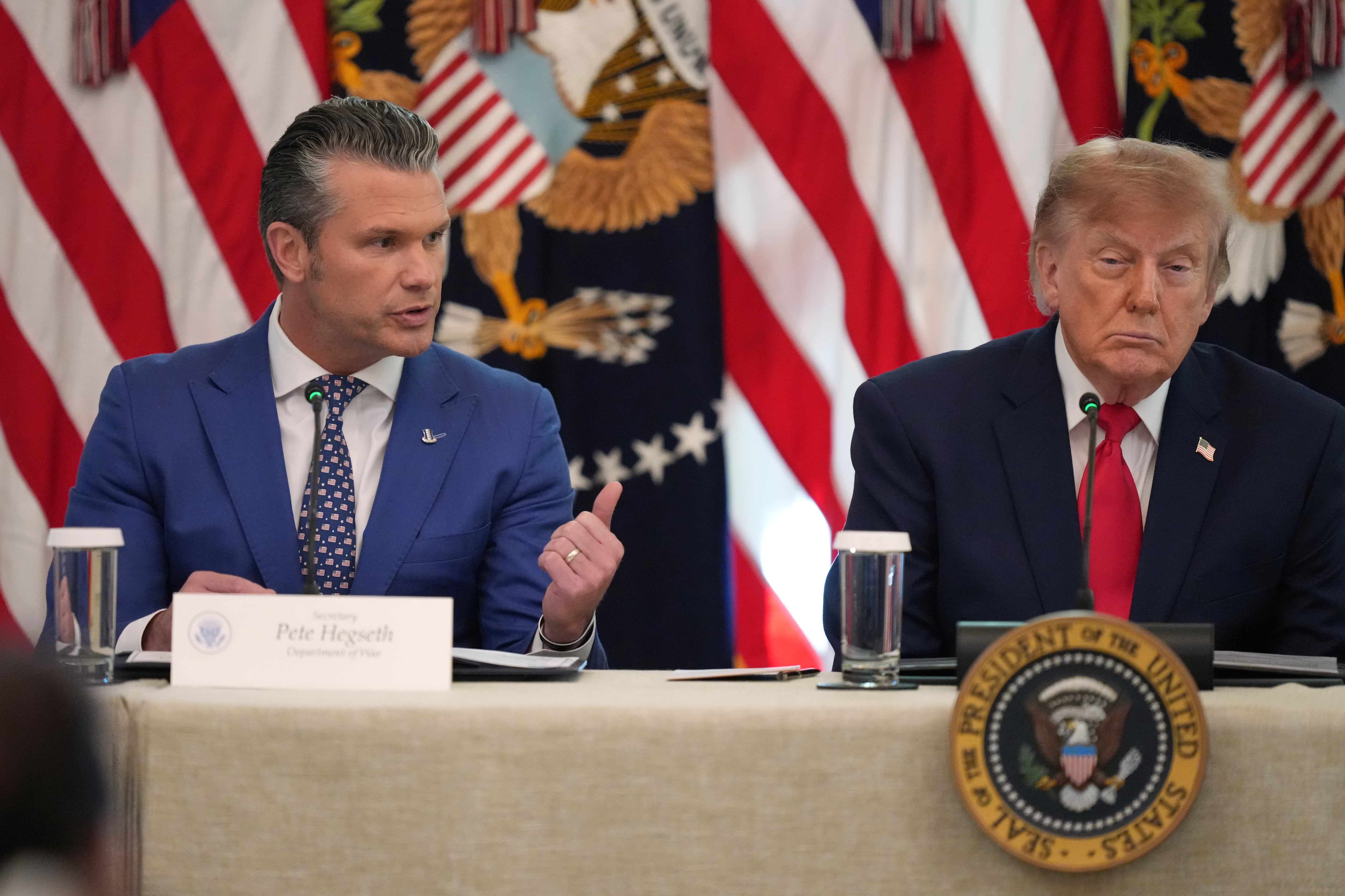La iniciativa de Estados Unidos prioriza la continuidad operativa militar frente al enfoque británico centrado en el abastecimiento doméstico (Foto AP/Alex Brandon)