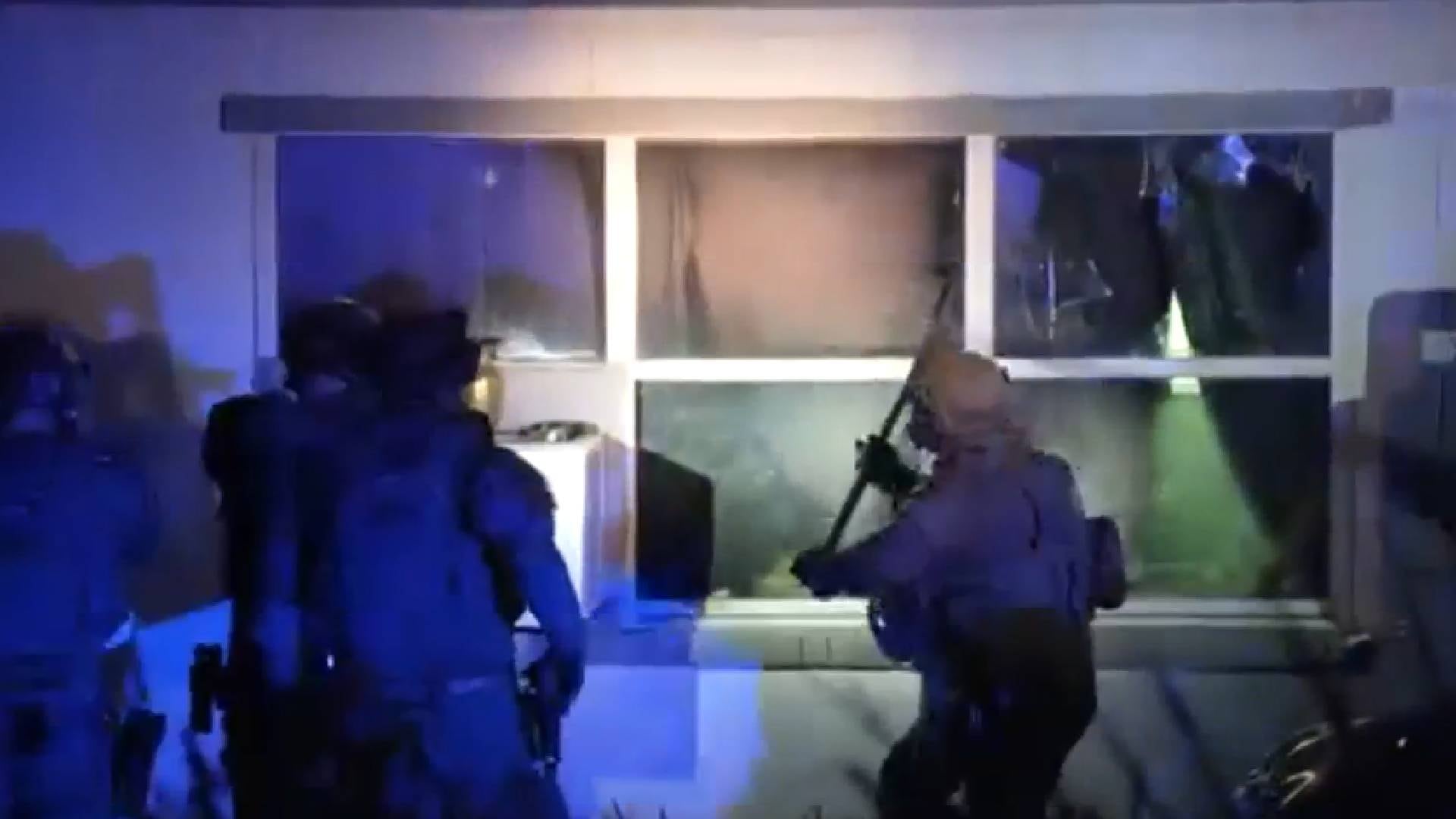 Oficiales de policía rompieron la ventana para acceder a una propiedad durante una operación nocturna que terminó con cuatro detenidos y el decomiso de fentanilo (NBC6)