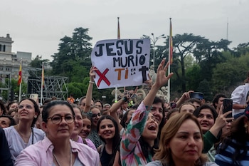 Decenas de personas durante la segunda edición de la Fiesta de la Resurrección, en la plaza de Cibeles, a 6 de abril de 2024, en Madrid (España).