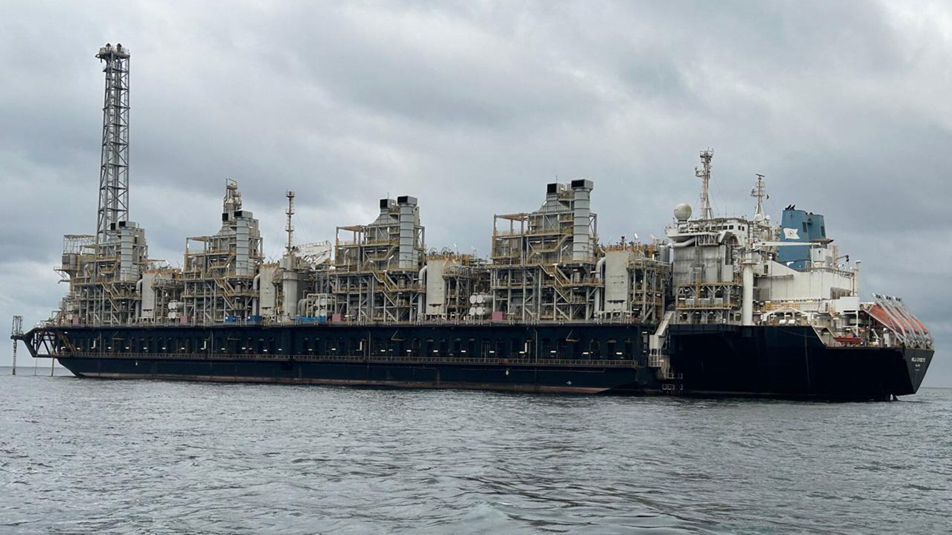 El primer paso concreto hacia la exportación GNL desde Argentina se materializará en 2027 con la puesta en producción de la unidad flotante Hilli Episeyo, una instalación de licuefacción provista por la empresa noruega Golar y operada por Southern Energy