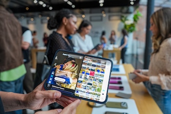 El iPhone Duo integra el chip A20 Pro, el mismo que impulsa la línea Pro. EFE/ Angel Colmenares