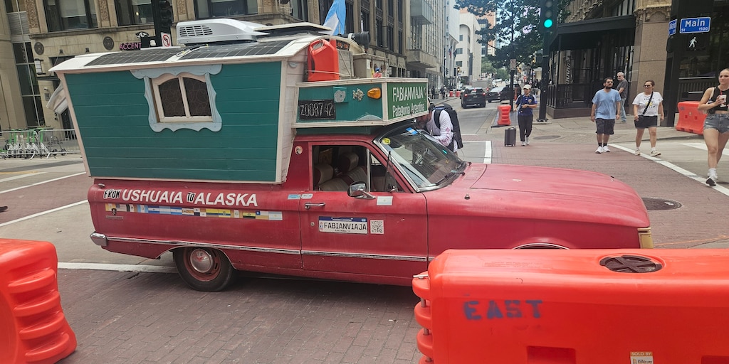 Viajó durante más de dos años en un Falcon desde Ushuaia hasta Alaska para cumplir un sueño: alentar a la Selección