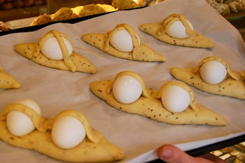 Elaboración de la rosca de San Marcos (EFE/ Rubén Sánchez)