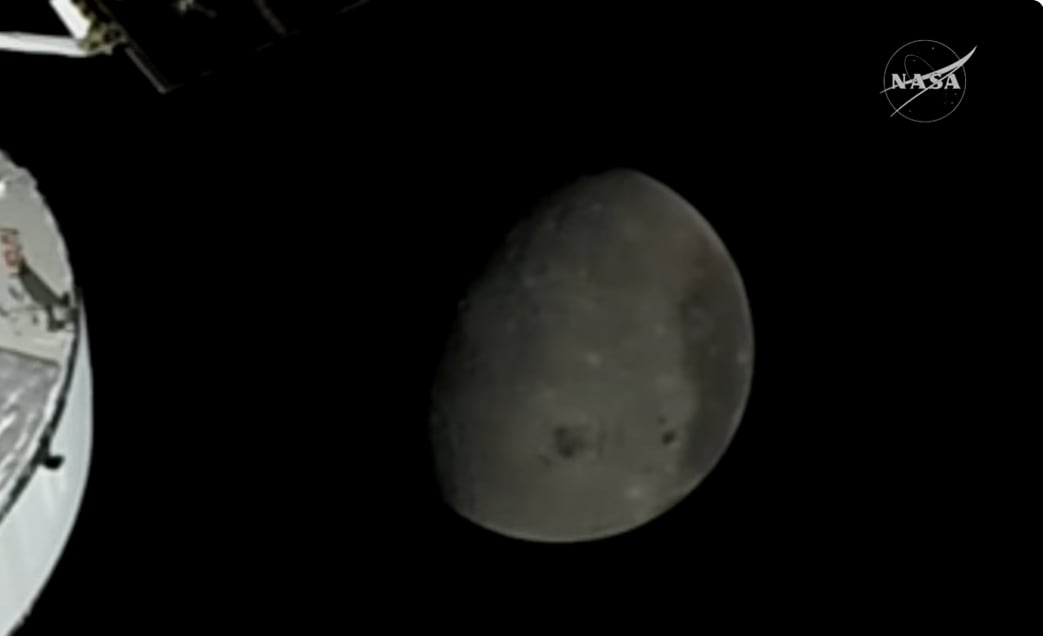 Una imagen muestra una vista parcial de la Luna que refleja vieja actividad de cráteres (NASA)