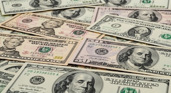 La referencia oficial del dólar cayó $25,11 frente al miércoles y se ubicó 22,32% por debajo del nivel de hace un año - crédito VisualesIA/Imagen Ilustrativa Infobae