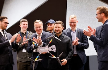 Zelensky recibió en Alemania el primer dron ucraniano producido en suelo germano