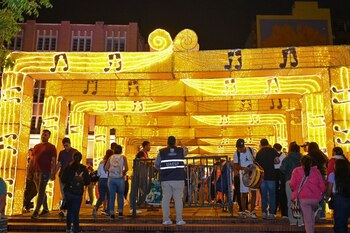 El recorrido del Alumbrado de Cali sorprende iniciando con propuestas gastronómicas únicas. Deleitese con mazorcas y churros en un lugar que combina tradición alimentaria y espíritu navideño festivo - crédito Alcaldía de Cali