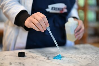 La artista Birgit Saupe mezcla