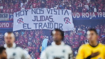 Juan Guillermo Cuadrado debutó con Millonarios y la hinchada del Independiente Medellín le envió un fuerte mensaje con un trapo en la tribuna del Atanasio Girardot: “Hoy nos visita Judas, el traidor”