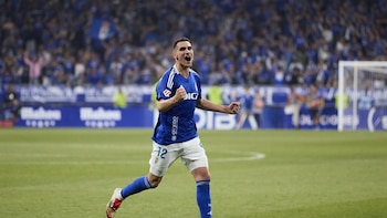 (Crónica) El Oviedo se lleva otro tenso derbi asturiano y el Eibar se pone líder provisional