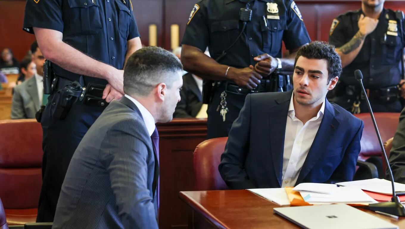 Luigi Mangione sigue enfrentando cadena perpetua sin libertad condicional por cargos federales de acoso en el caso del asesinato de Brian Thompson. (Foto: Prensa Libre, EFE)